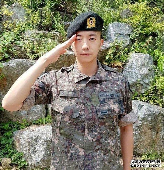 2PM成员张祐荣退伍,原定本月28日退伍,因韩国疫情提前在家退伍
