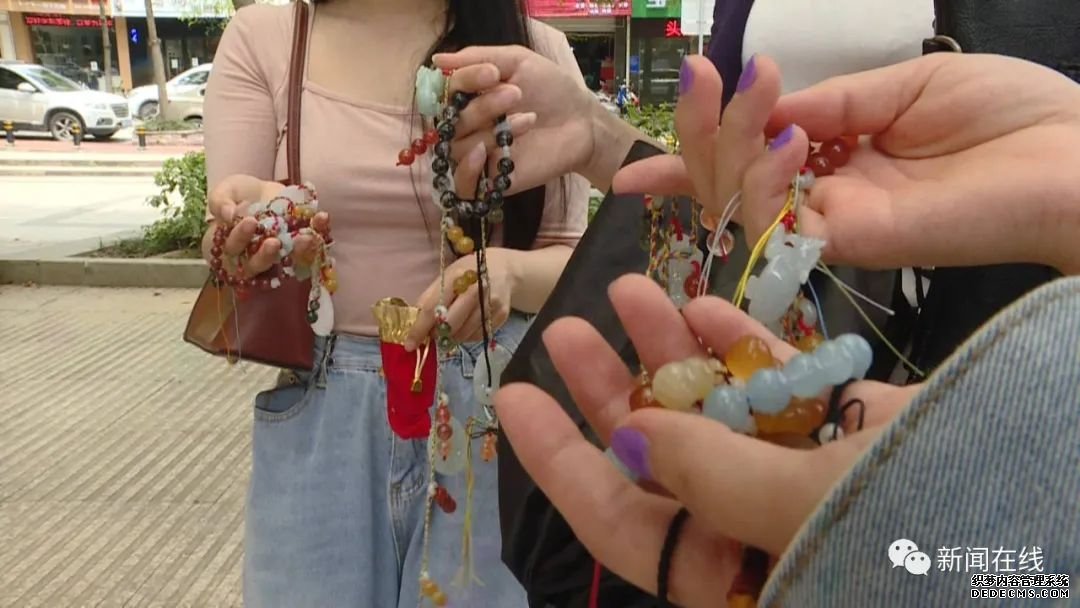 3人买了6万元“本命年”饰品,推销套路如出一辙