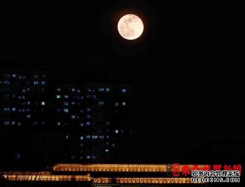 3月10日晚,超级月亮现身长春夜空