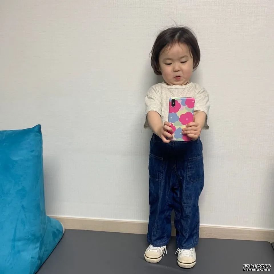 4岁女孩活成“乡镇女老板”,13万网友惊叹:这神态,一般人模仿不来