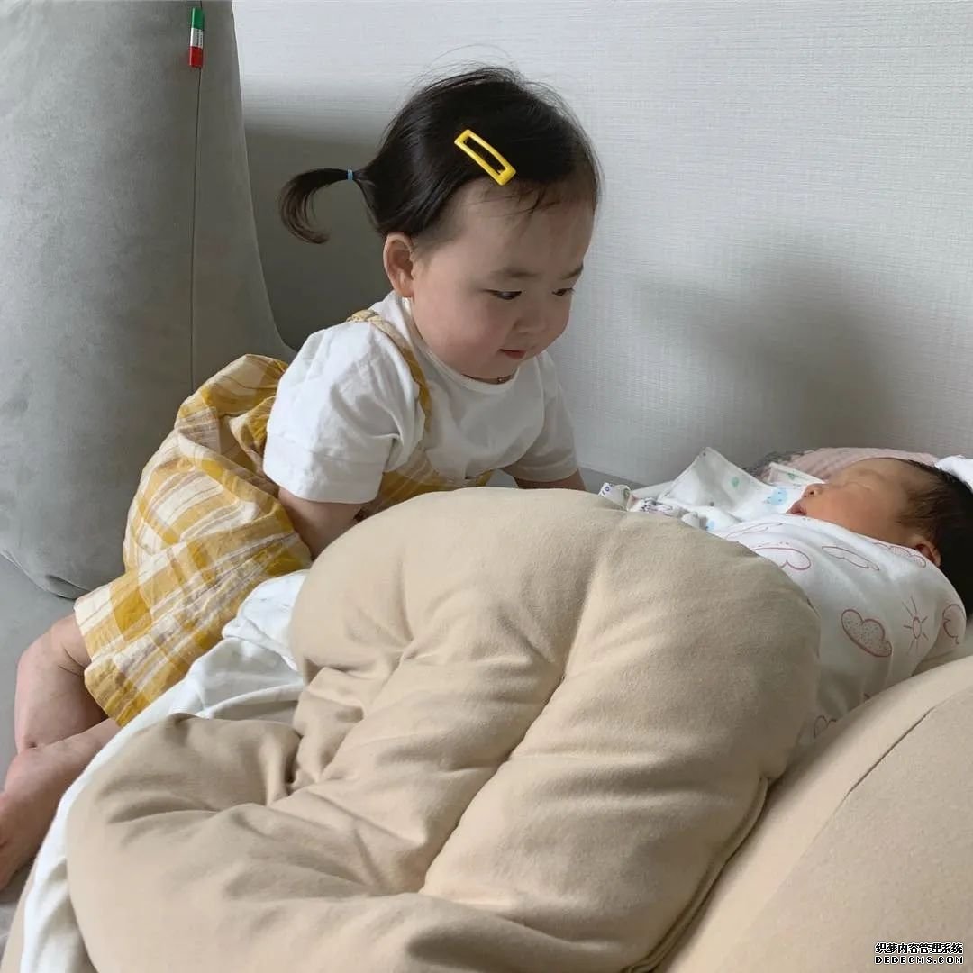 4岁女孩活成“乡镇女老板”,13万网友惊叹:这神态,一般人模仿不来